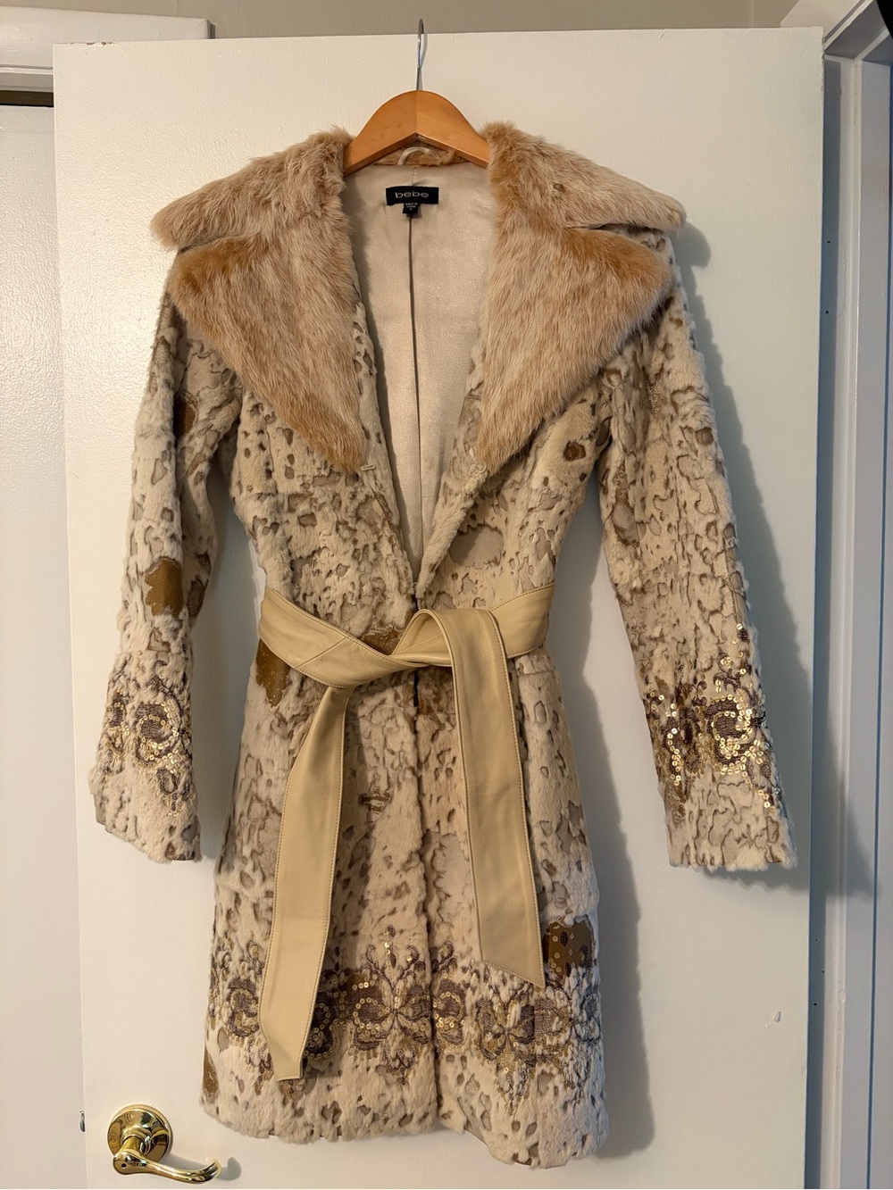 faux fur-trimmed cream patterned belted coat
